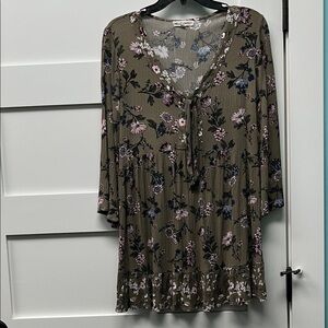 Wallflower Floral Patterned Top Size Large